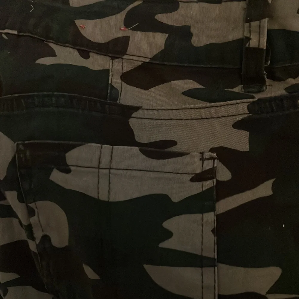 FINAL MARKDOWN No boundaries camo pants 9